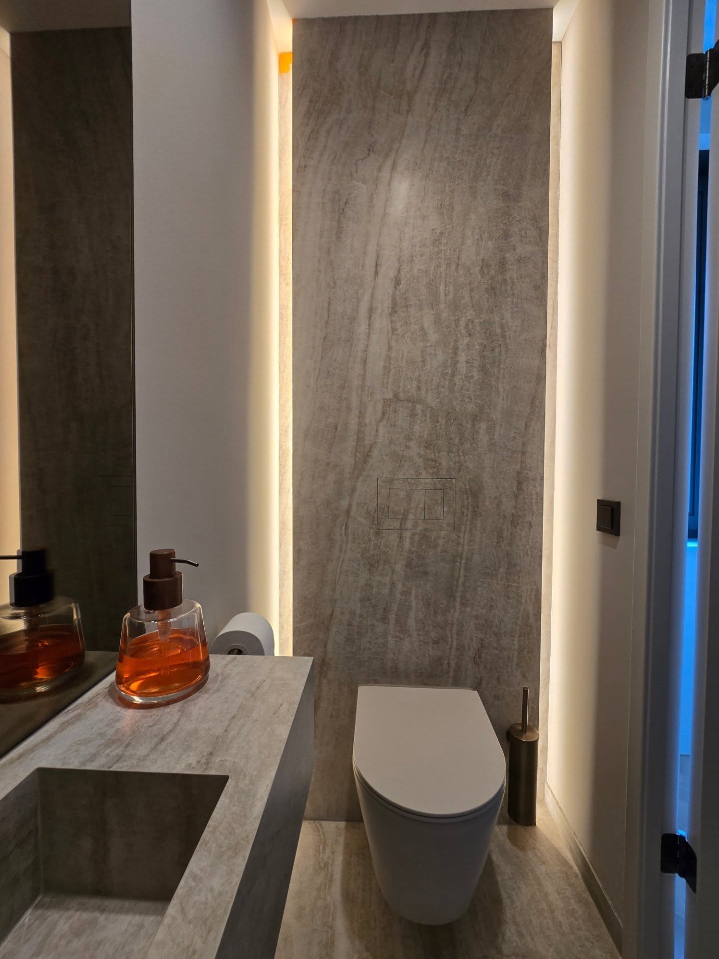 Taj Mahal guest toilet with warm lighting and a matching bespoke basin